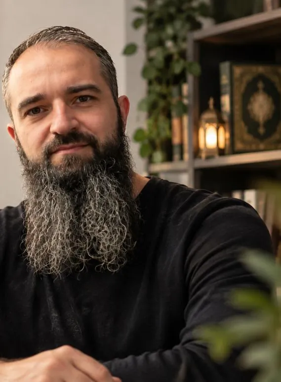 Denis Rastoder an seinem Schreibtisch